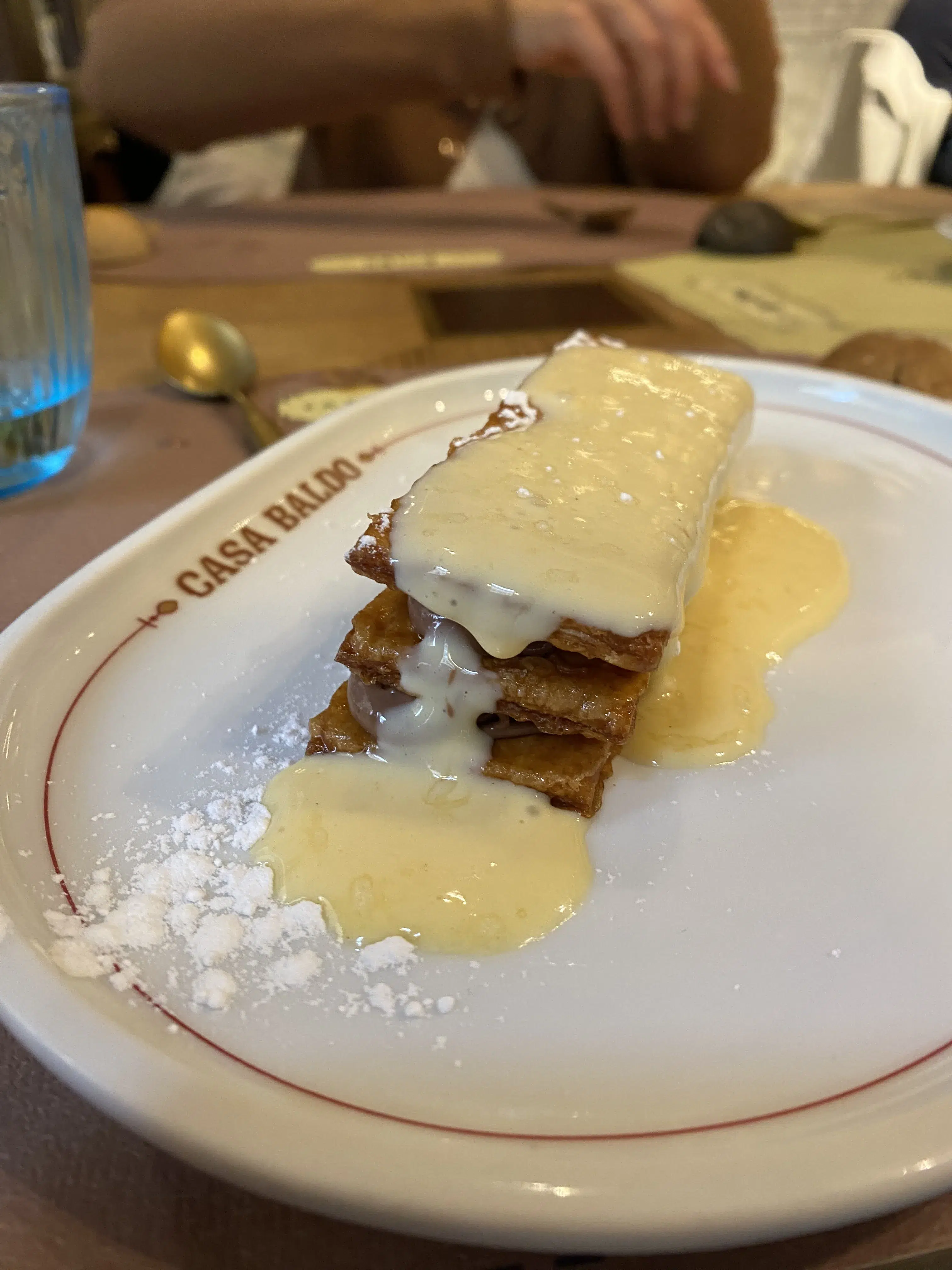 Milhojas de Crema Pastelera Avainillada y Chocolate con Avellanas Milhojas de Crema Pastelera Avainillada y Chocolate con Avellanas