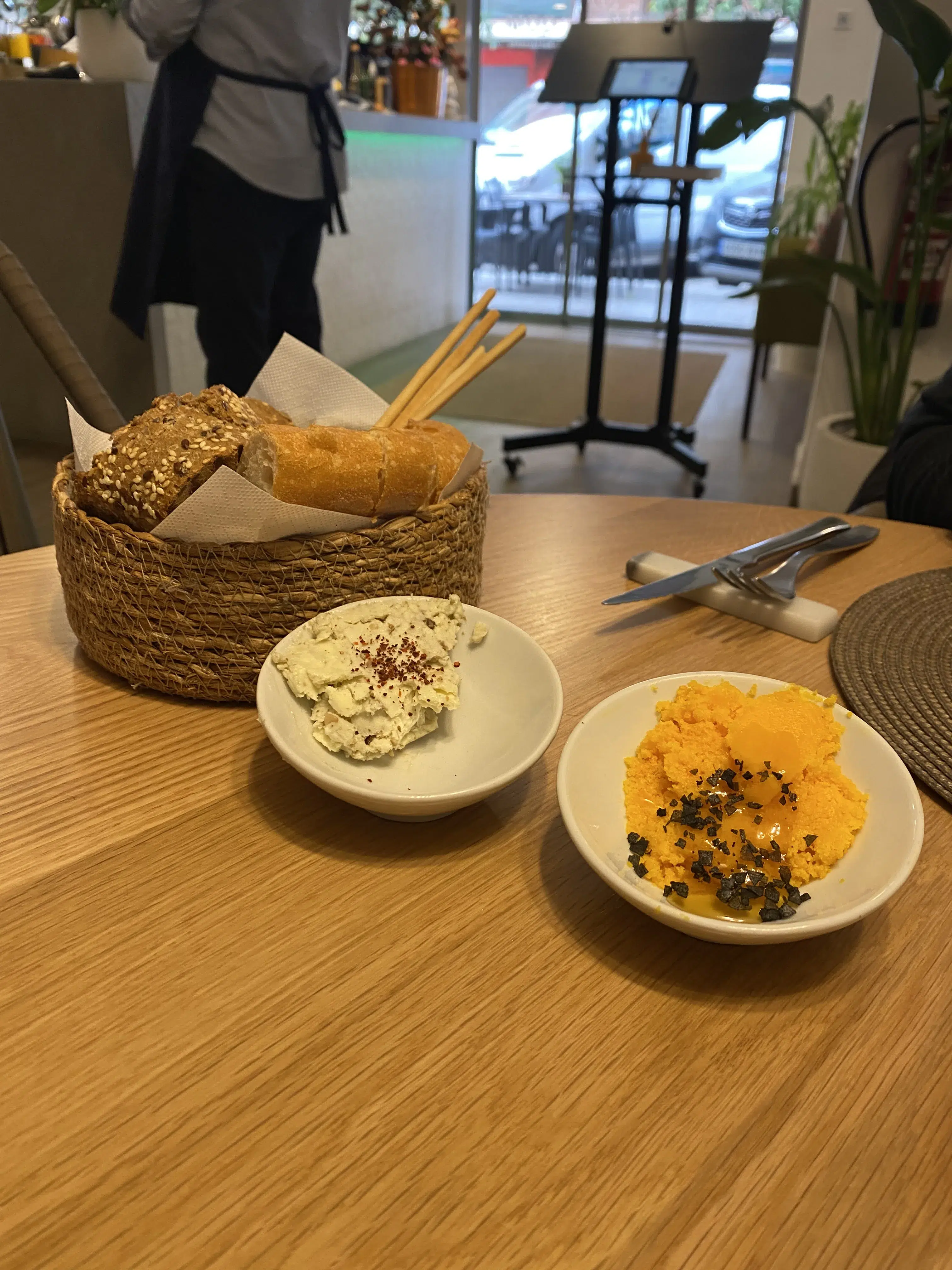 Variado de panes con dos tipos de mantequilla Variado de panes con dos tipos de mantequilla en el post de la Crítica QOM Restaurante