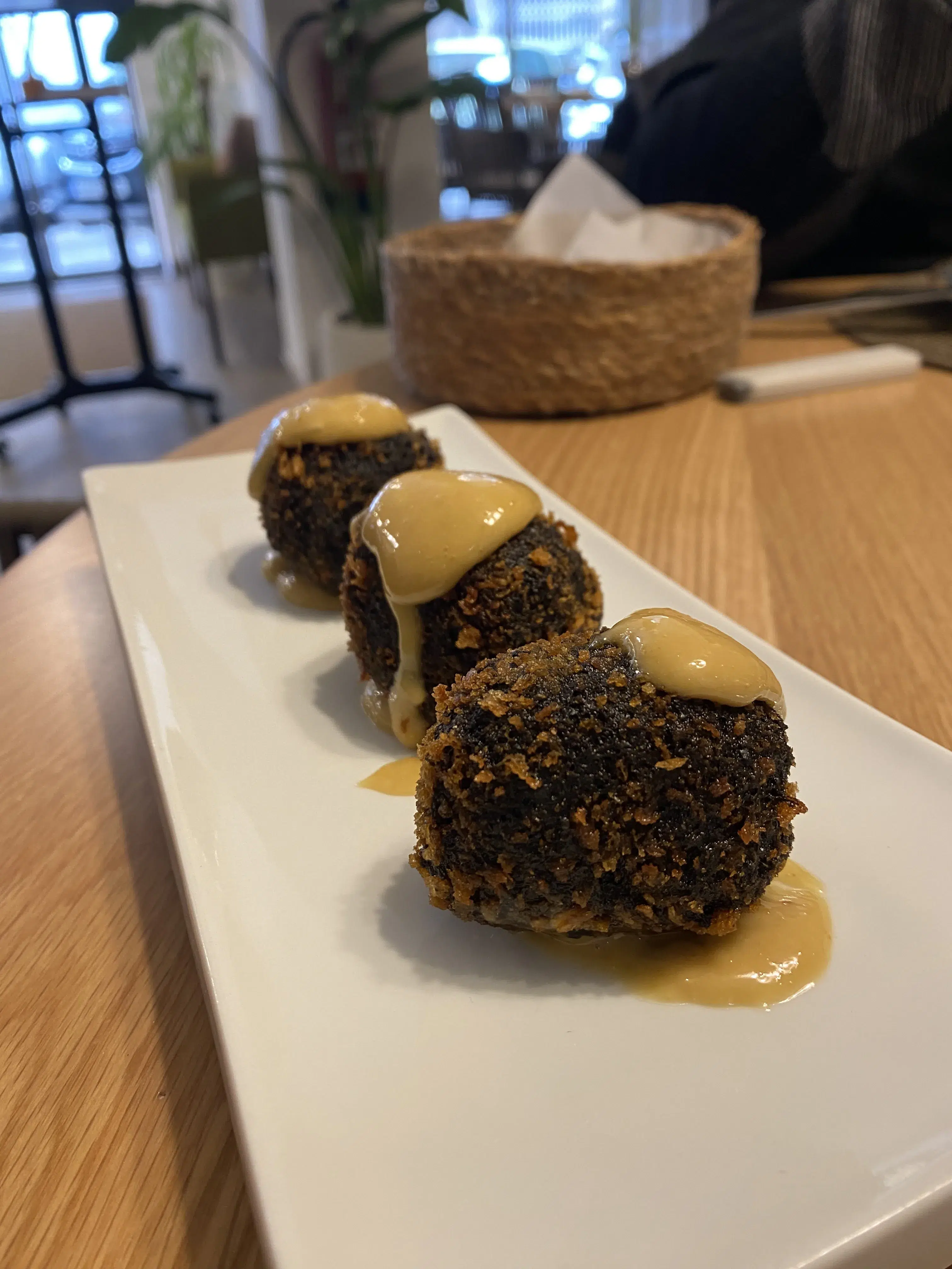 Croqueta de Gambas gratinada con Alioli de Soja Croqueta de Gambas gratinada con Alioli de Soja en el post de la Crítica QOM Restaurante