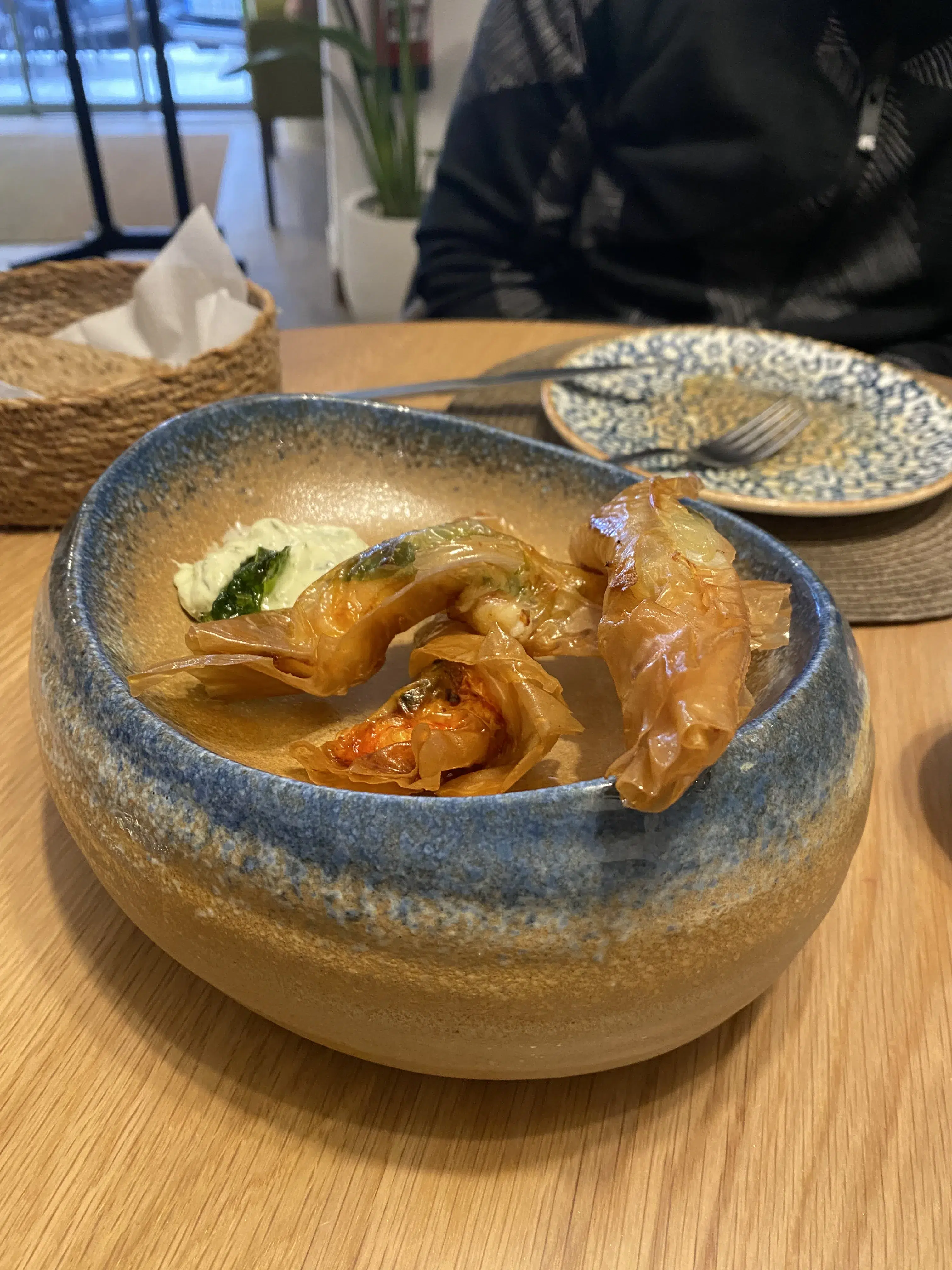 Gambones Crujientes con Alioli de Ajo y Albahaca Gambones Crujientes con Alioli de Ajo y Albahaca en el post de la Crítica QOM Restaurante