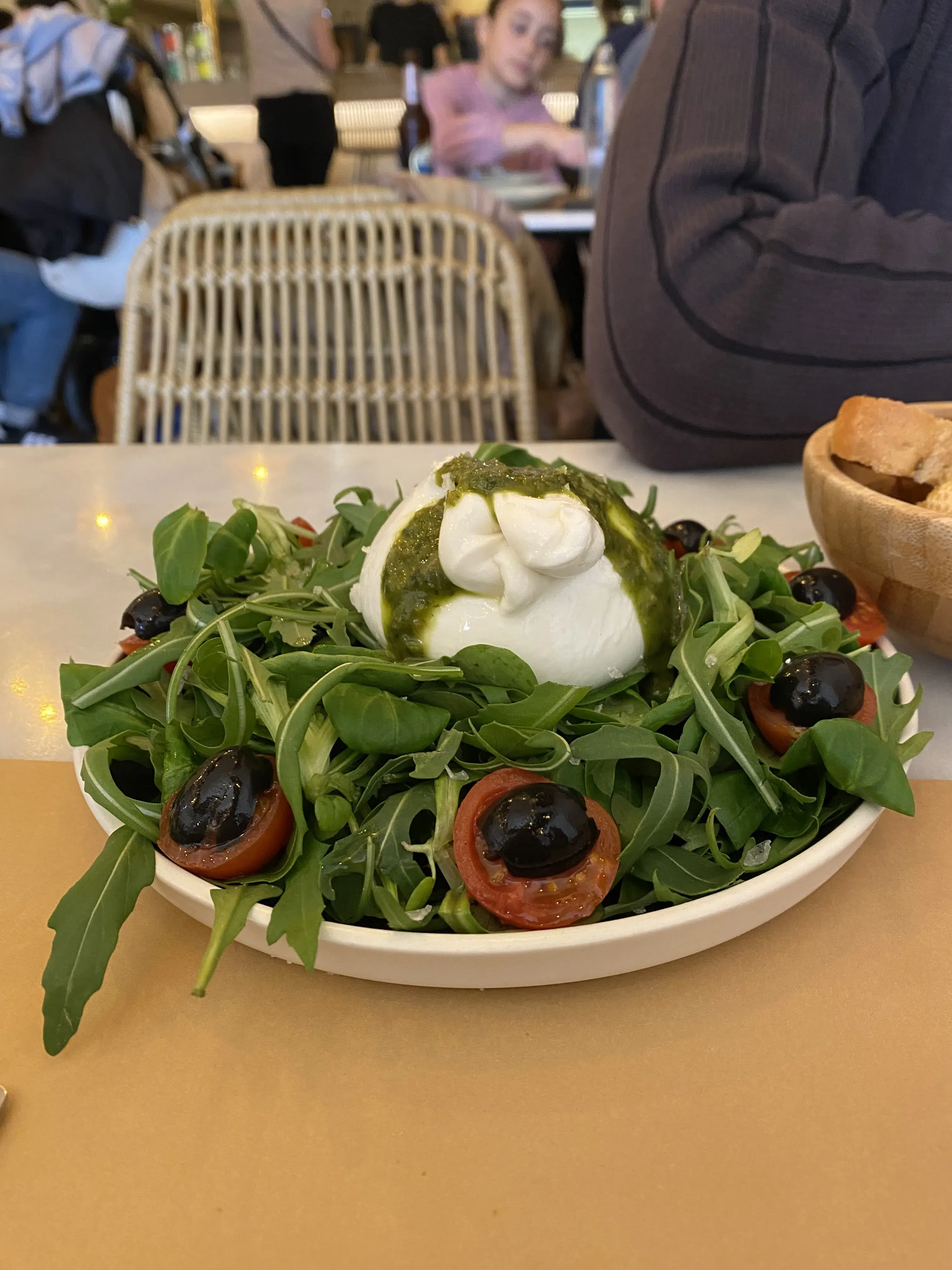 Burrata con Tomates Cherry, Albahaca y Olivas Negras Burrata con Tomates Cherry, Albahaca y Olivas Negras en el post de la Crítica Capilla Bistró