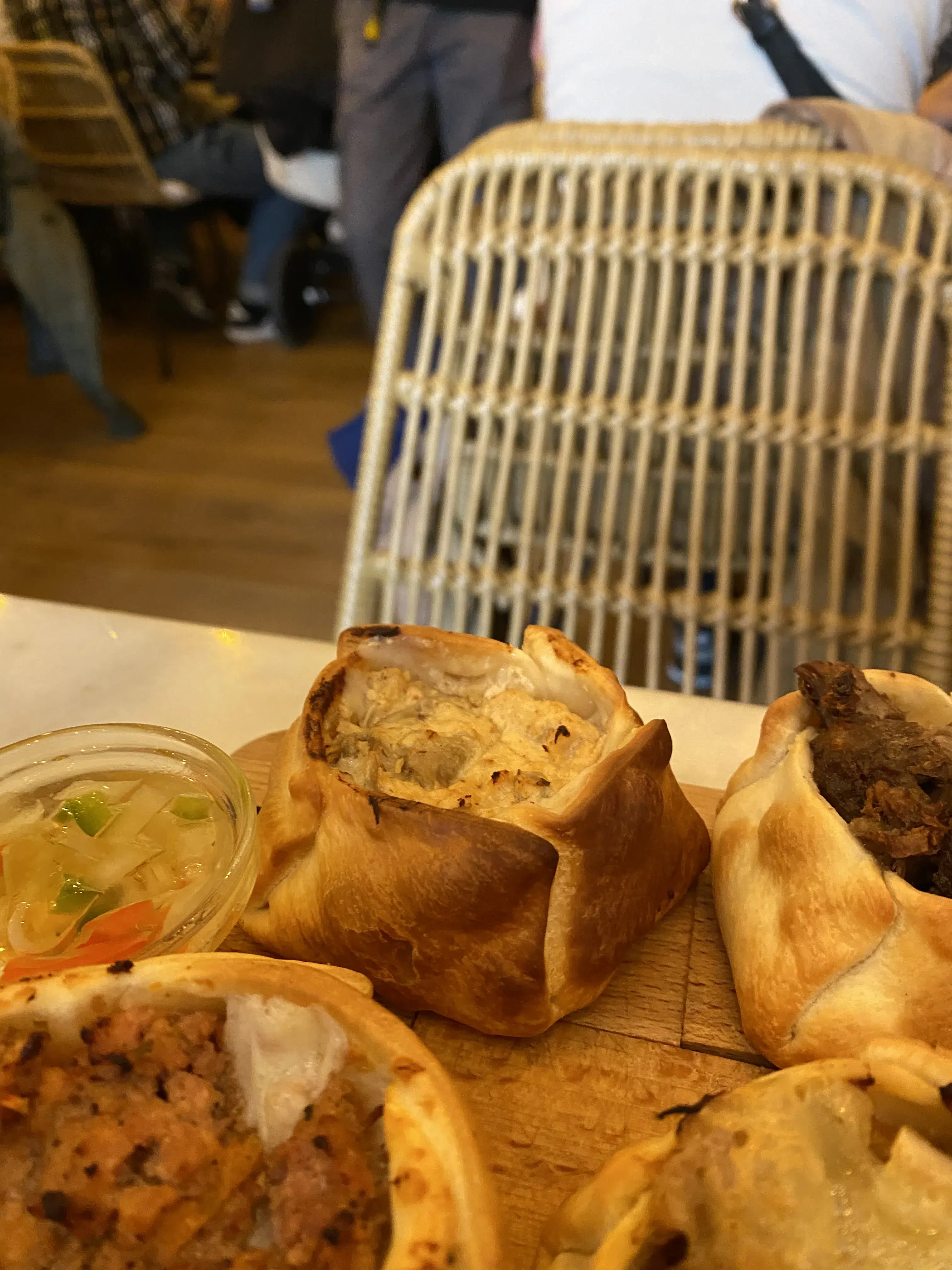 Empanada Pollo al Champiñón Empanada Pollo al Champiñón en el post de la Crítica Capilla Bistró
