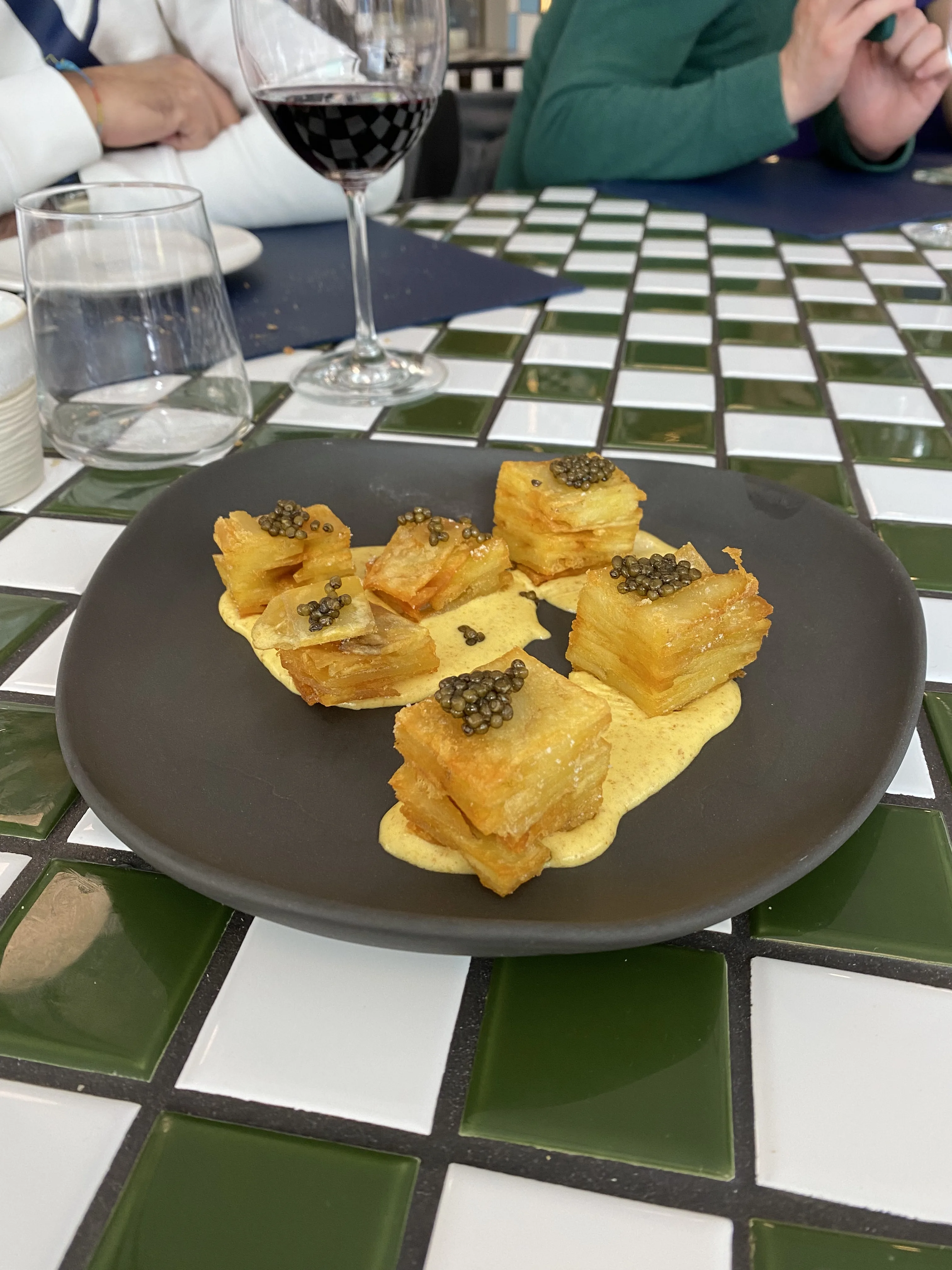 Patatas La Sastrería con Caviar y Salsa Secreta