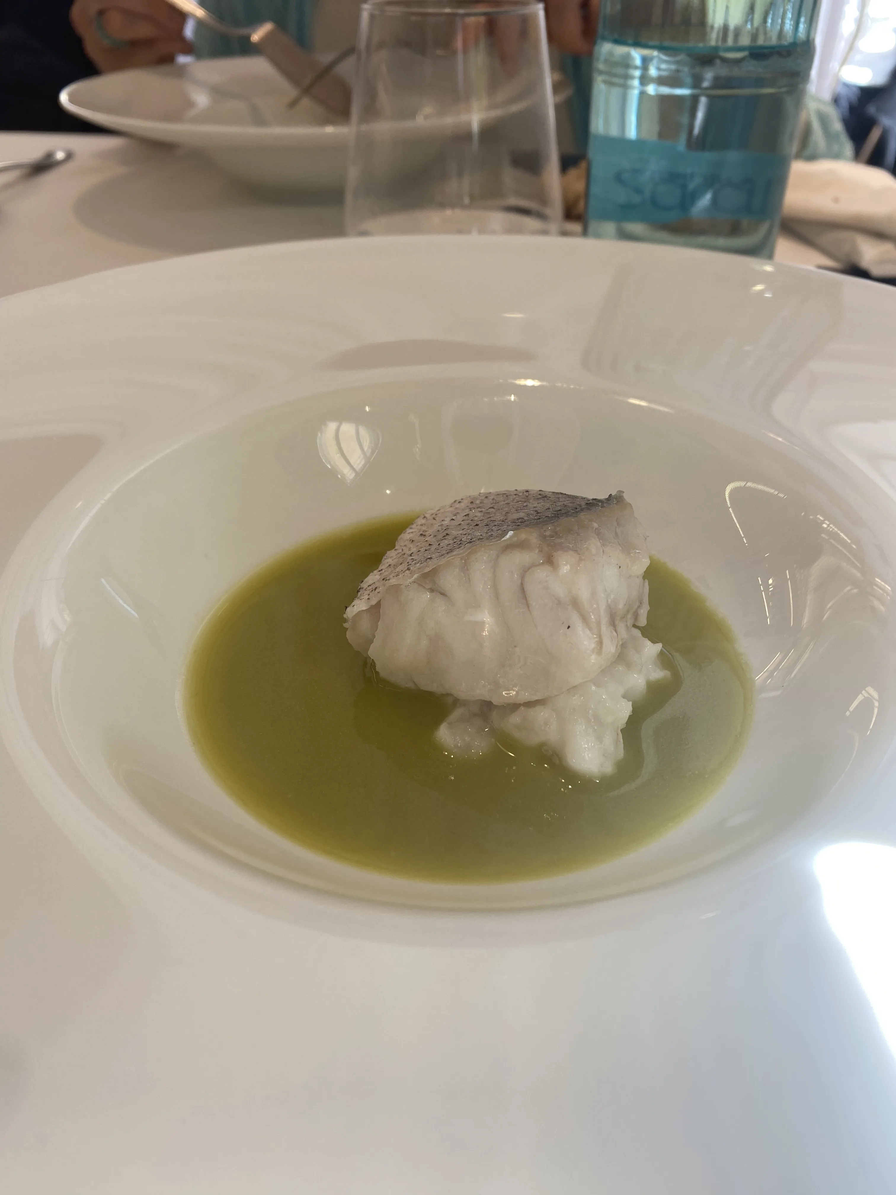 Merluza con Patata chafada y jugo de Pimientos en salmuera Merluza con Patata chafada y jugo de Pimientos en salmuera en el post de la Crítica 2 Estaciones