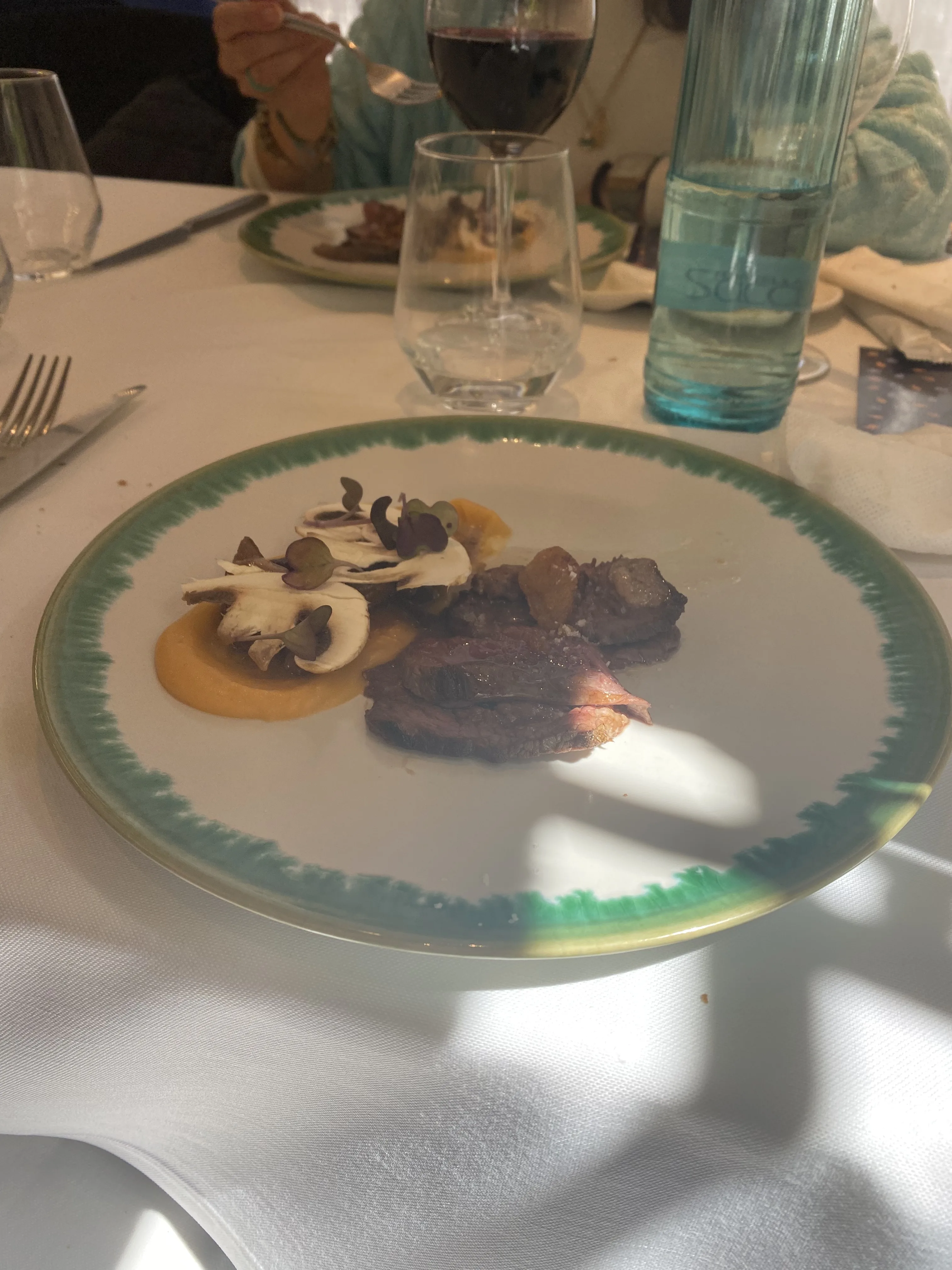 Vaca con Champiñones Guisados en Vino tinto, Frutos rojos y Napicol Vaca con Champiñones Guisados en Vino tinto, Frutos rojos y Napicol