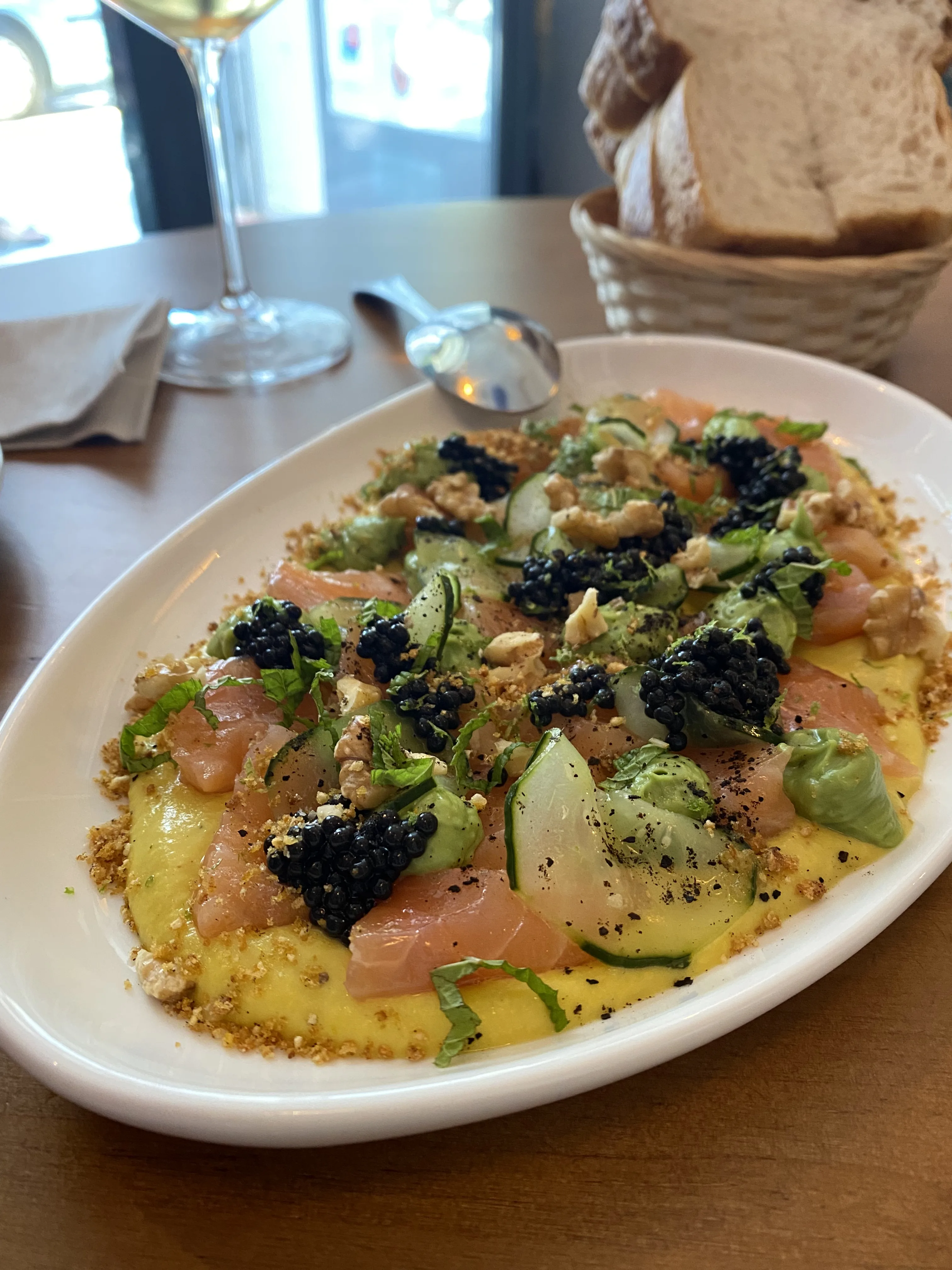 Salmón en Semisalazón, Ají, Aguacate, Pepino y Nueces Salmón en Semisalazón, Ají, Aguacate, Pepino y Nueces en el post de la Crítica Restaurante GIRAMON