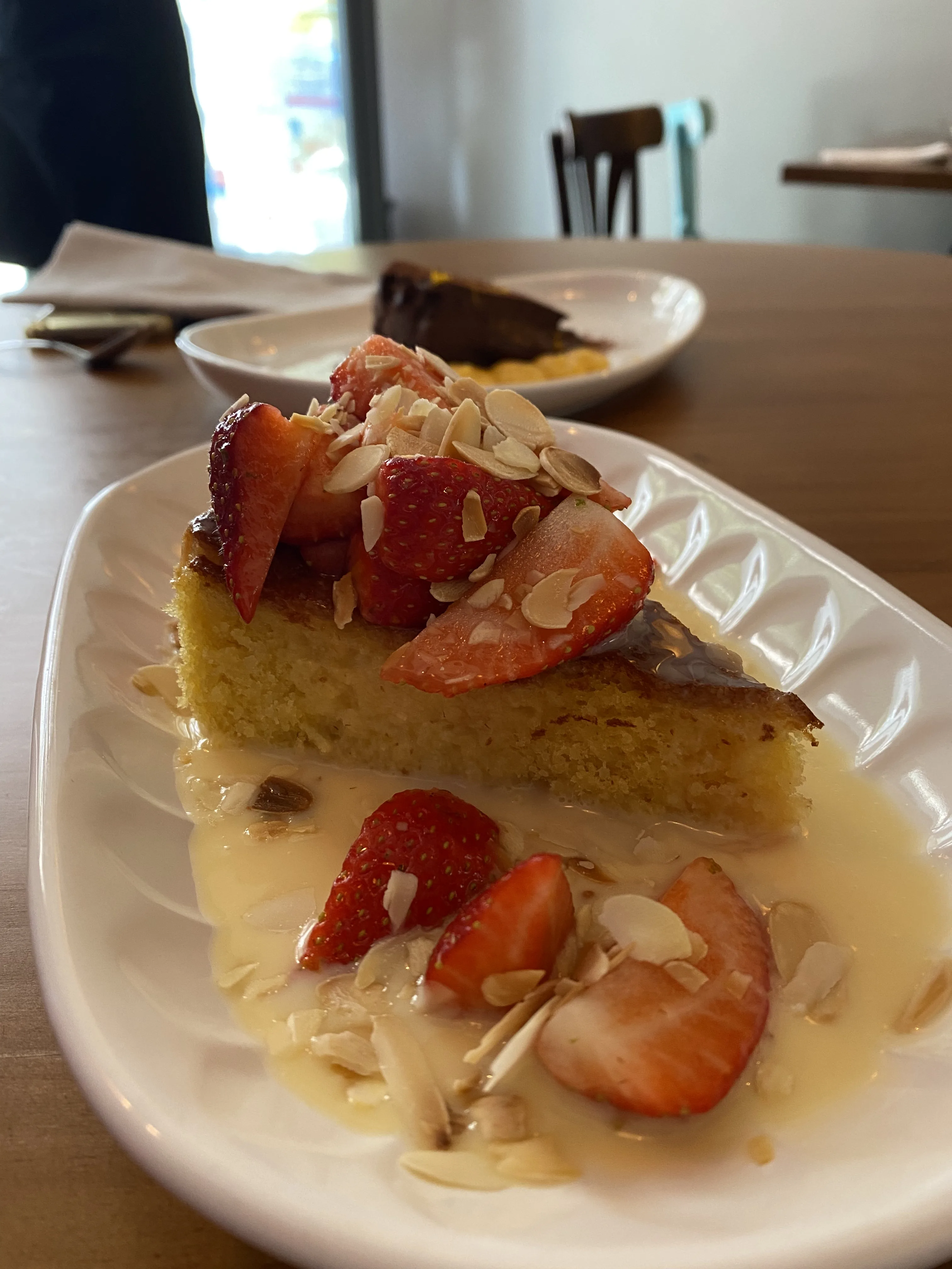 Bizcocho de Almendras con Fresas y Leche Merengada Bizcocho de Almendras con Fresas y Leche Merengada