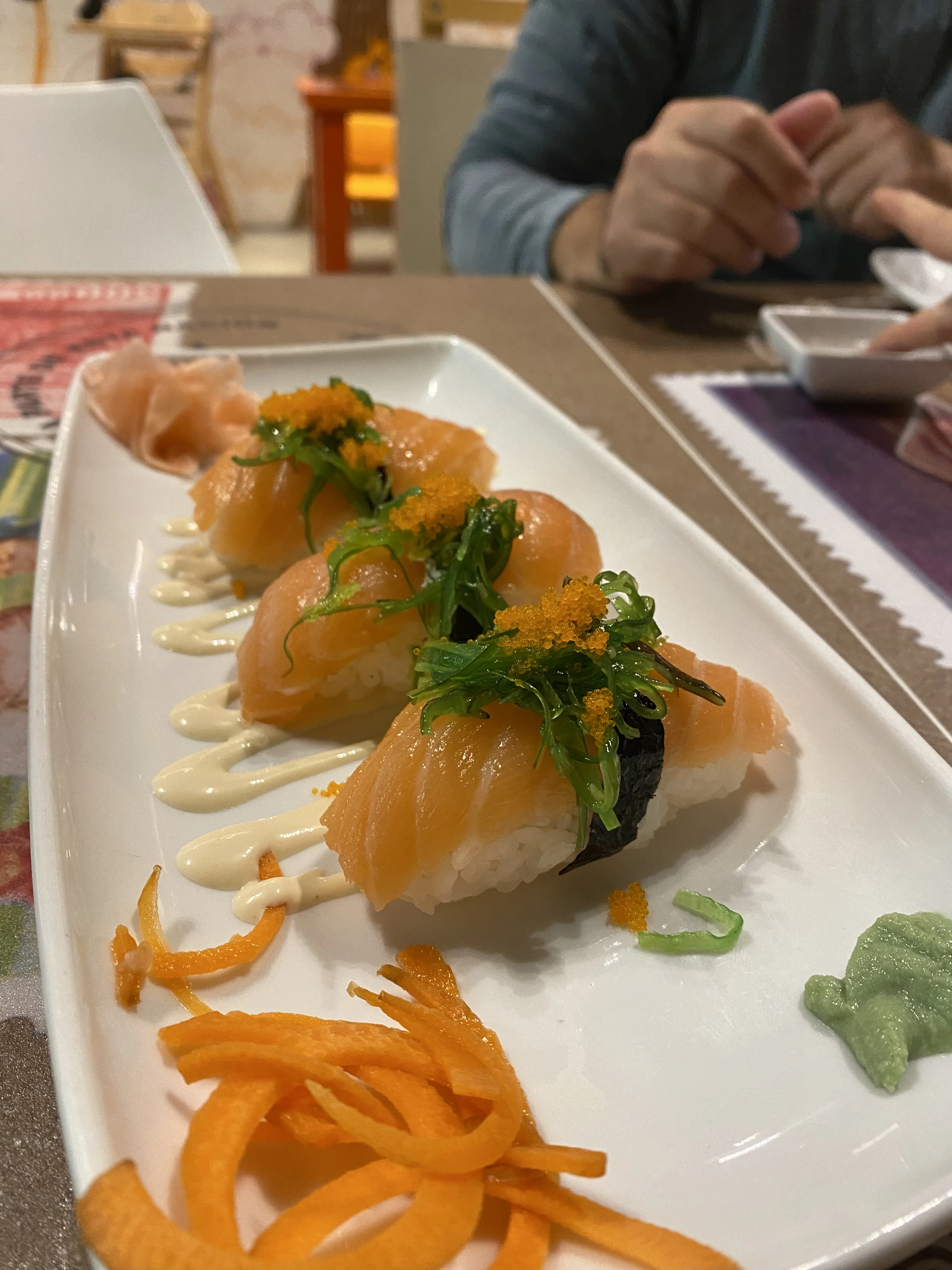 Nigiri de Salmón Fresco sobre Mayonesa Japonesa Nigiri de Salmón Fresco sobre Mayonesa Japonesa en el post de la Crítica Nacionsushi