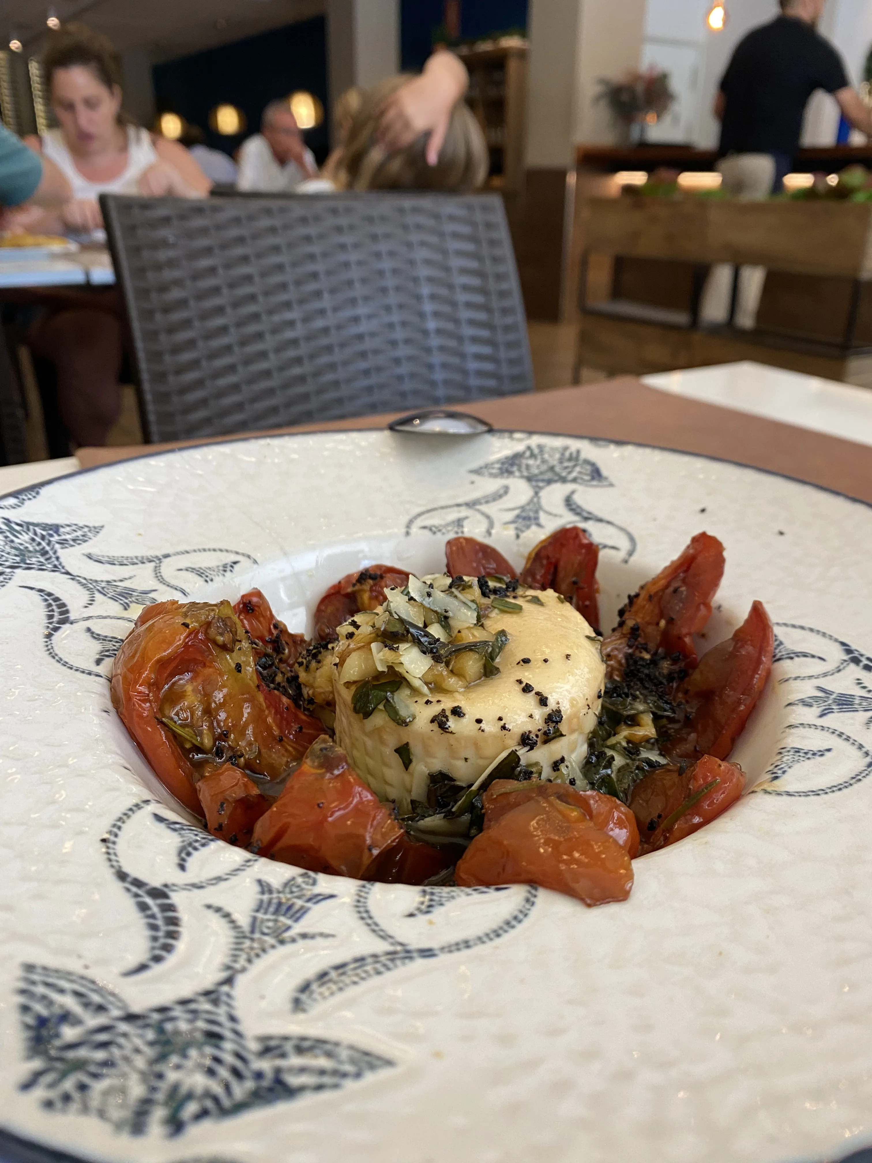 Burrata Ahumada, Tomate semi deshidratado, Pesto de aceitunas y Albahaca Burrata Ahumada, Tomate semi deshidratado, Pesto de aceitunas y Albahaca en el post de la Crítica Moebius Restaurante Mislata