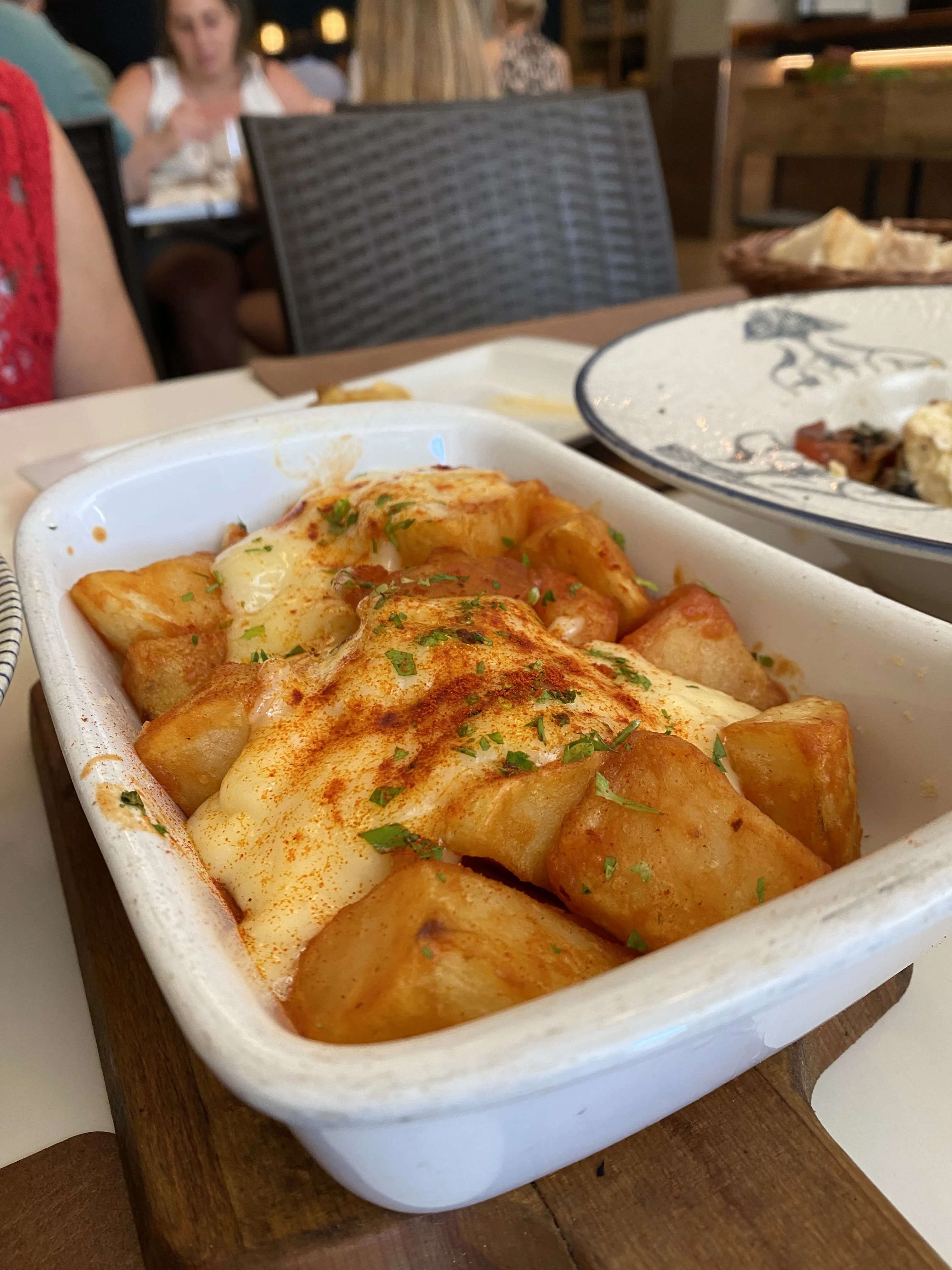 Bravas de Moebius gratinadas con Salsas caseras Bravas de Moebius gratinadas con Salsas caseras en el post de la Crítica Moebius Restaurante Mislata