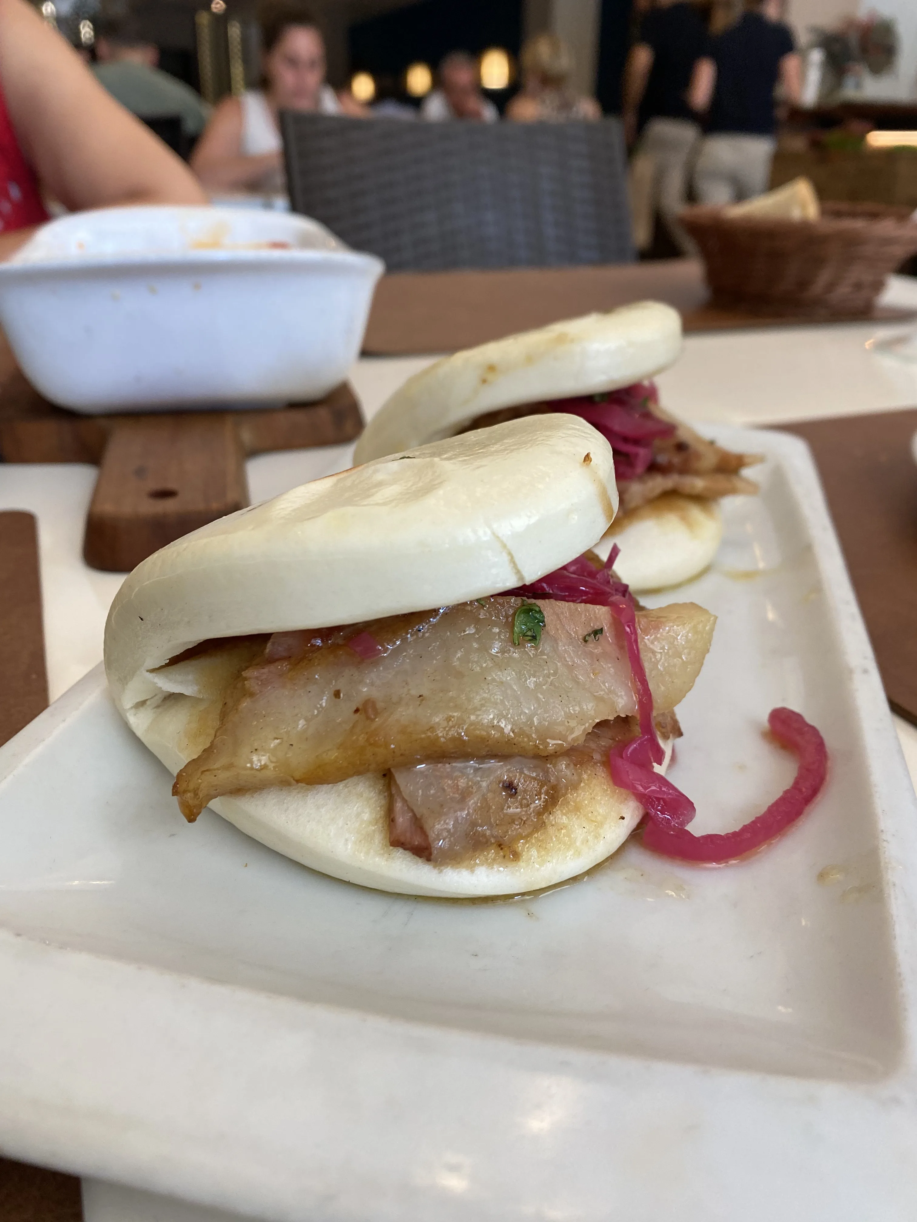 Pan Bao con una doble cocción de Panceta ibérica, Salsa Tonkatsu y Cebolla Encurtida Pan Bao con una doble cocción de Panceta ibérica, Salsa Tonkatsu y Cebolla Encurtida