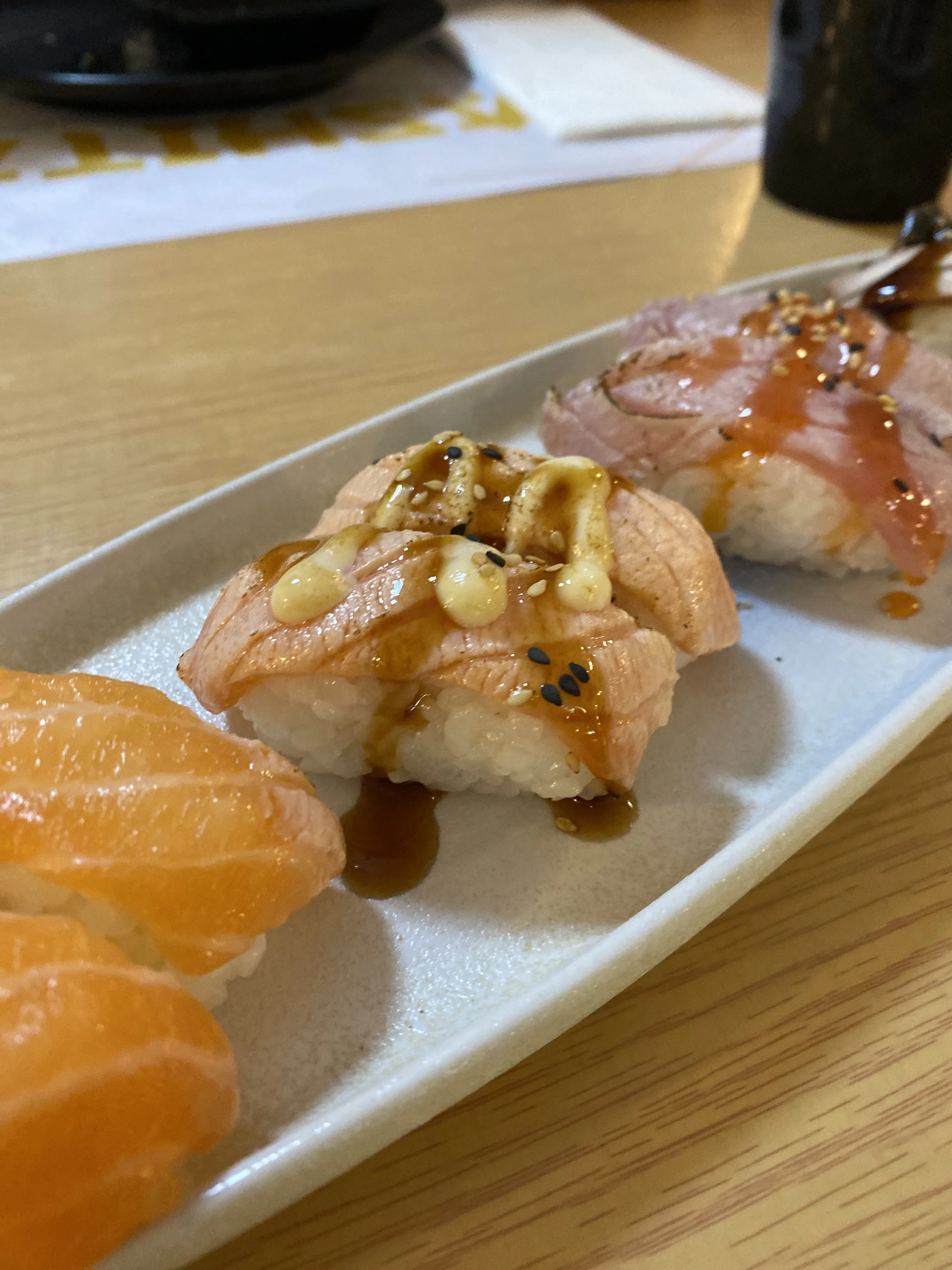 Nigiri de Salmón Flambeado Nigiri de Salmón Flambeado en el post de la Crítica Ashita Restaurante