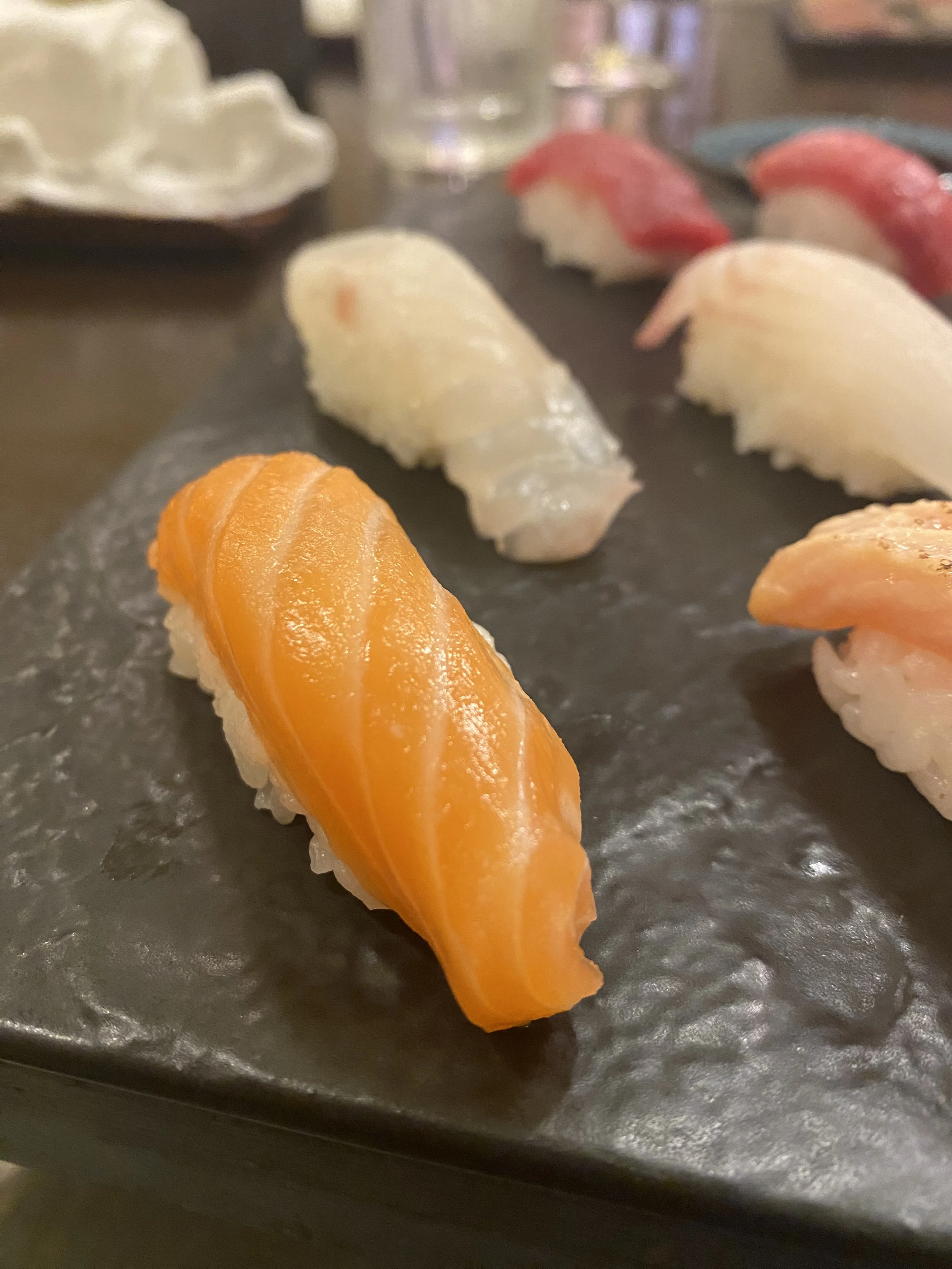 Nigiri de Salmón Flambeado Nigiri de Salmón Flambeado en el post de la Crítica Asahi Sushi