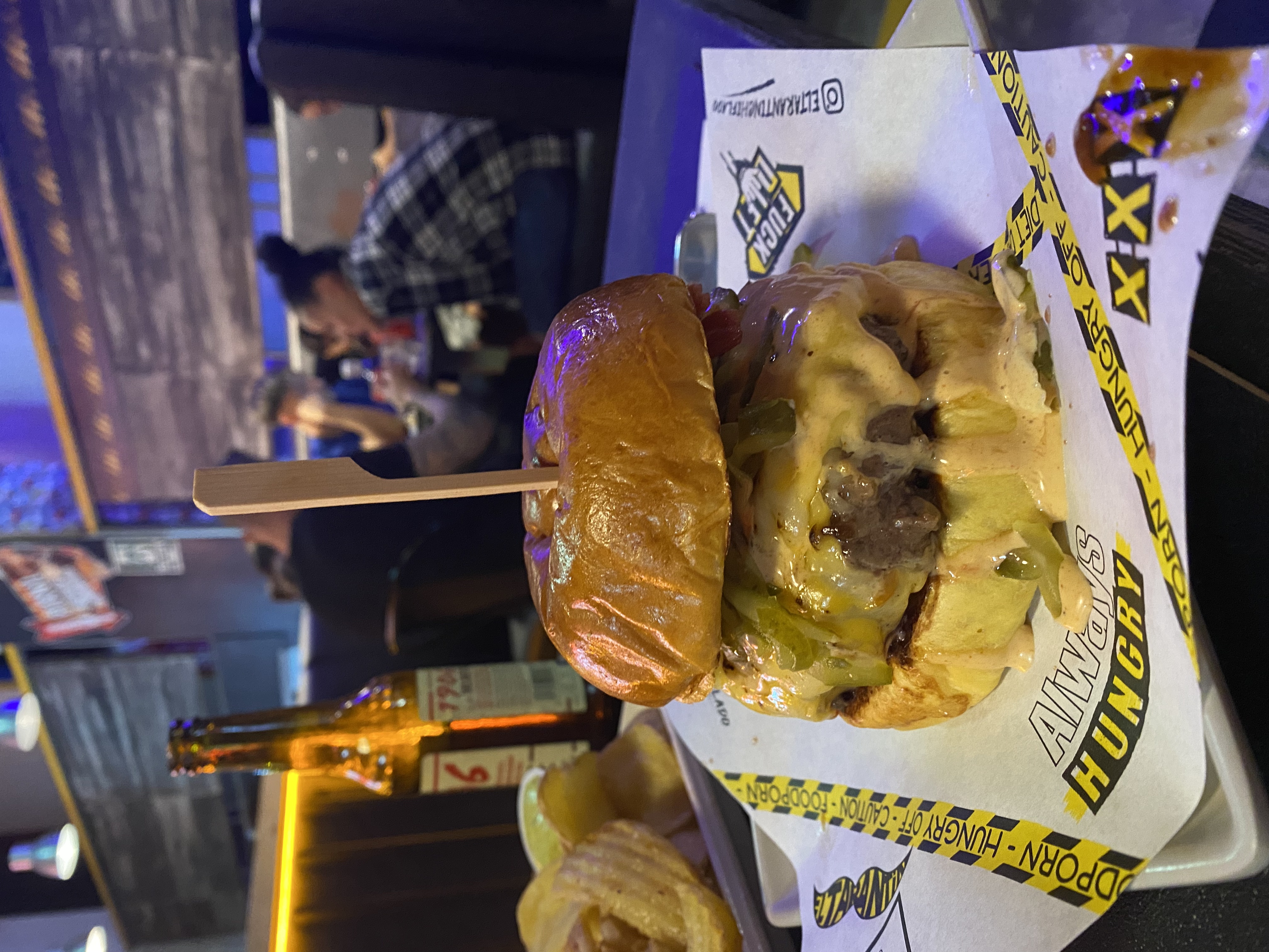Hamburguesa La Clásica Hamburguesa La Clásica en el post de la Crítica El Tarantín Chiflado