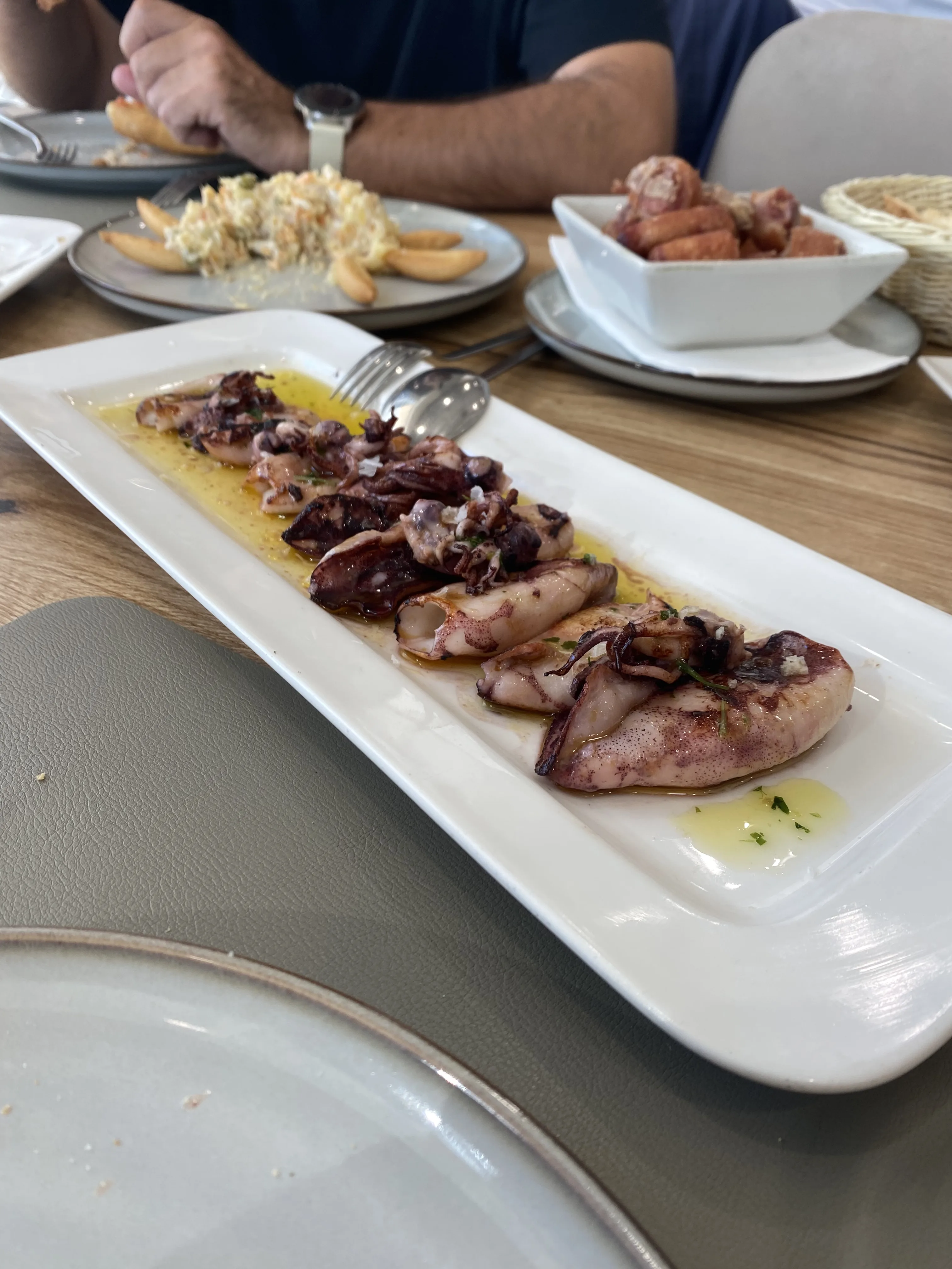Calamarcitos de Playa a la Plancha con Salsa Mery Calamarcitos de Playa a la Plancha con Salsa Mery