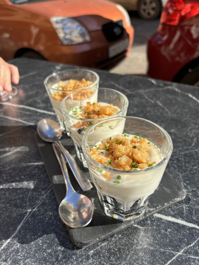 Croqueta de Sepia Bruta con Espuma de Alioli… en vaso Croqueta de Sepia Bruta con Espuma de Alioli… en vaso en el post de la Crítica Bar Tonyina