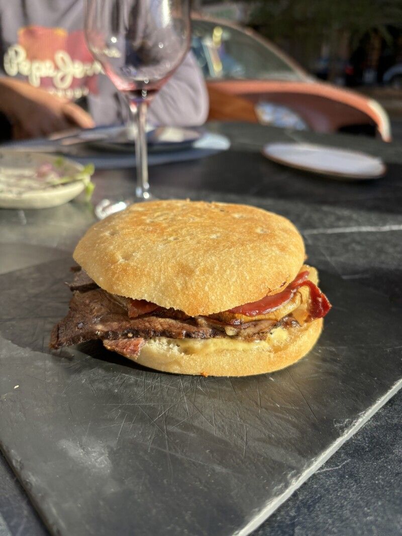 Pepito de Brascada con Carrillada de Vacuno Salsa Holandesa Pepito de Brascada con Carrillada de Vacuno Salsa Holandesa