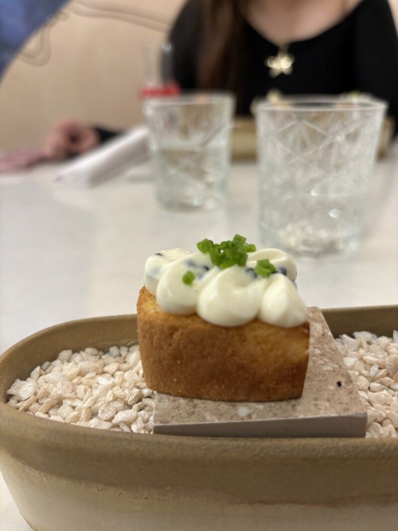Brioche de Queso de Cabra con Perlas de Caballa Ahumada Brioche de Queso de Cabra con Perlas de Caballa Ahumada