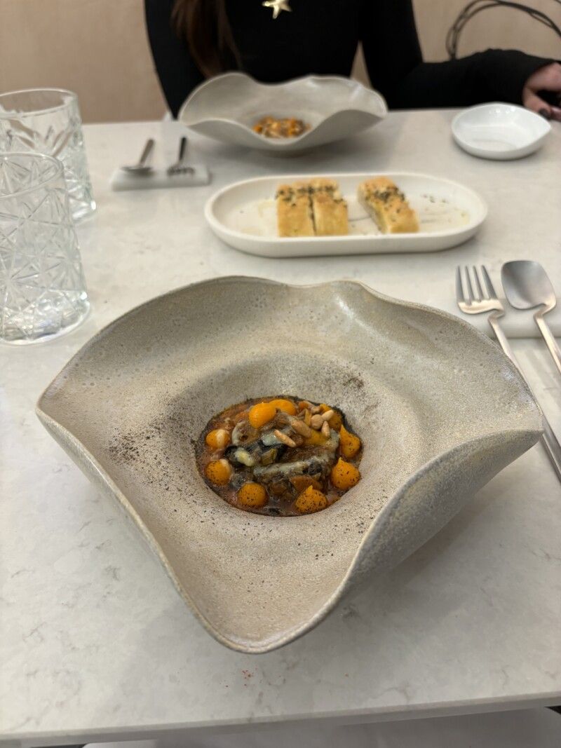 Setas de temporada en escabeche con manitas de cerdo y calabaza Setas de temporada en escabeche con manitas de cerdo y calabaza