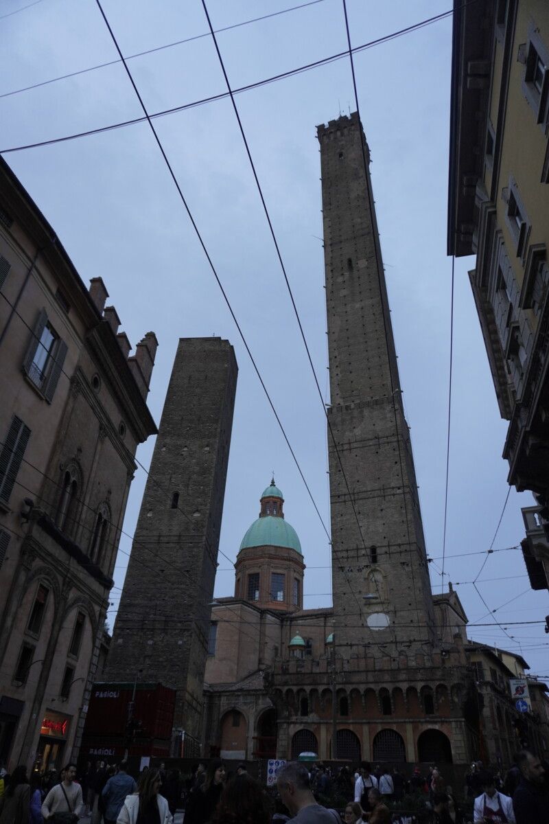 Le due Torri: Garisenda e degli Asinelli Le due Torri: Garisenda e degli Asinelli en el post de las Fotografías del Viaje a Bolonia y Parma en 6 días