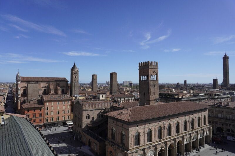 El Palazzo Re Enzo y la Catedral de San Pedro en Bolonia El Palazzo Re Enzo y la Catedral de San Pedro en Bolonia