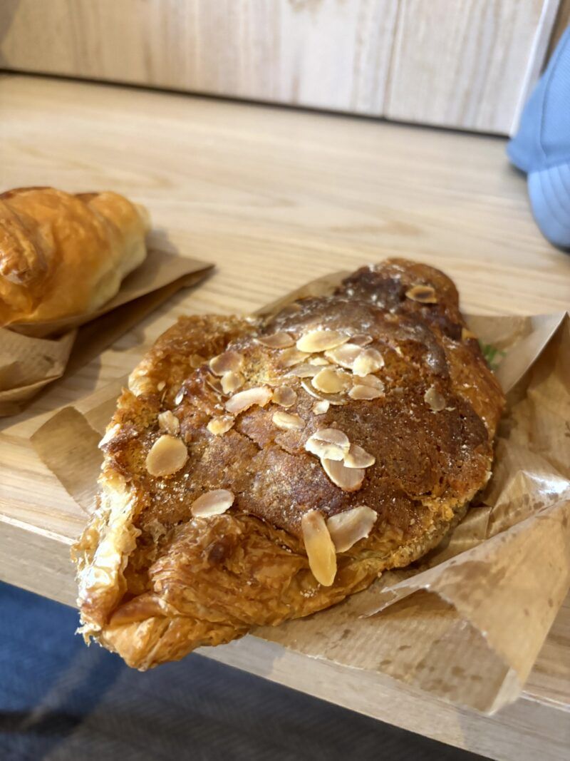 Almond Croissant Almond Croissant en el post de la Crítica Cameron Bakery