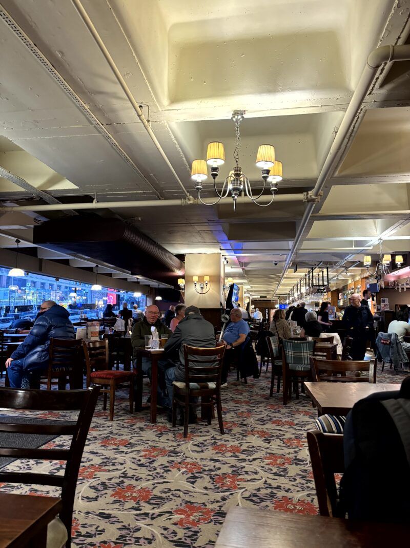 Crítica The Fall Well - JD Wetherspoon Crítica The Fall Well - JD Wetherspoon