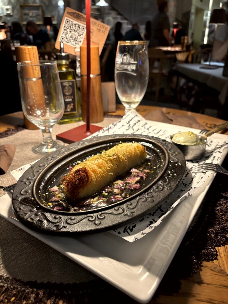 Kunefe Dolma with Pistacho and Pistacho Ice Cream Kunefe Dolma with Pistacho and Pistacho Ice Cream en el post de la Crítica Restaurante Shchastliveca