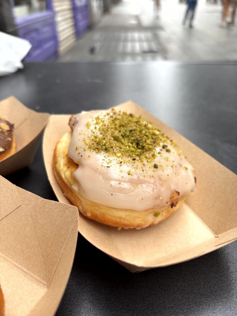 Donut Vanila Glaze & Pistachio Donut Vanila Glaze & Pistachio en el post de la Crítica The Rolling Donut