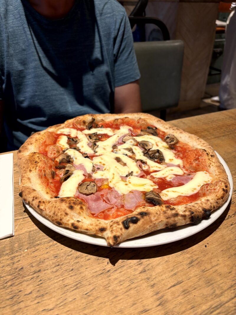 Pizza Prosciutto e Funghi Pizza Prosciutto e Funghi