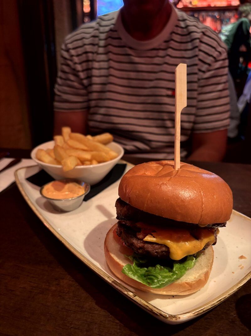 McGeough’s of Connemara Prime Steak Burger McGeough’s of Connemara Prime Steak Burger en el post de la Crítica The Front Door Pub