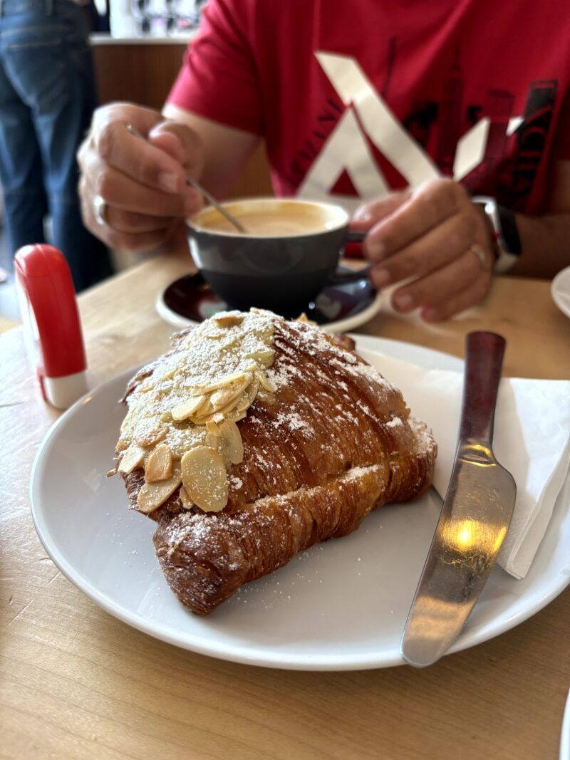 Almond Croissant Almond Croissant en el post de la Crítica TRAIT Coffee