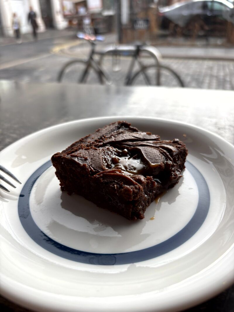 Salted Caramel Brownie Salted Caramel Brownie en el post de la Crítica Established Coffee